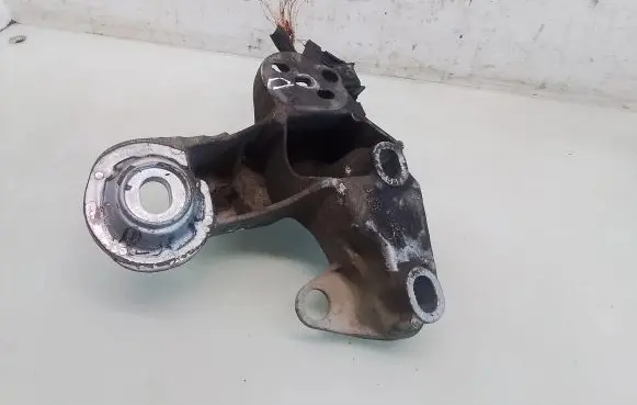 Audi A4 S4 B6 8E 8H Engine mounting bracket