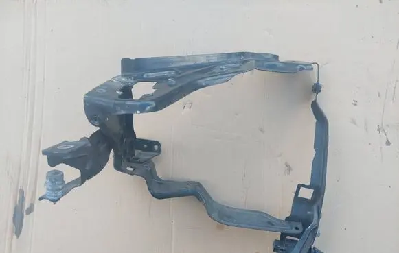 Mercedes-Benz C AMG W204 Headlight/headlamp mounting bracket A2046201191