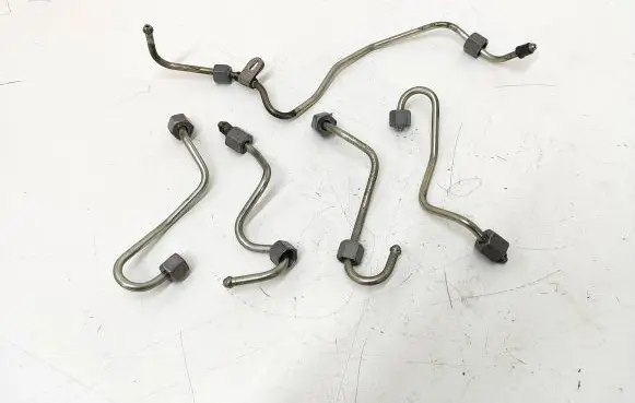 Fuel injector supply line/pipe