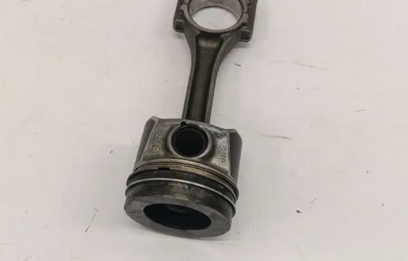 Volkswagen PASSAT B8 Piston with connecting rod