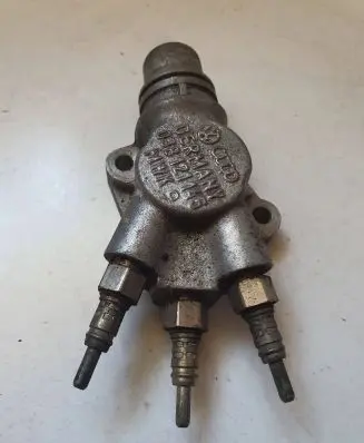 Volkswagen PASSAT B5 Engine coolant pipe/hose 038121145