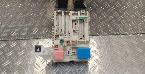 Toyota Avensis T270 Fuse module 8273005160