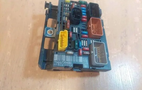 Peugeot 308 SW Fuse module 9666700480 BSM-R05-00