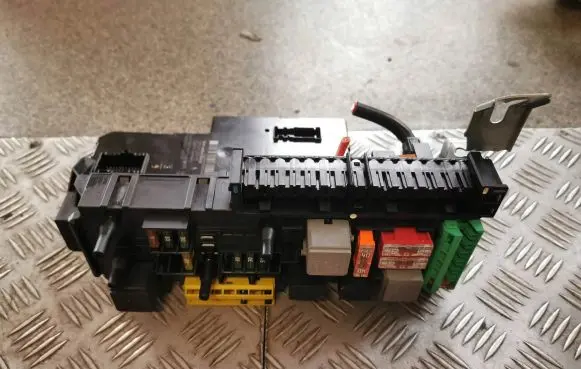 Mercedes-Benz C W204 Fuse box set A2049000902