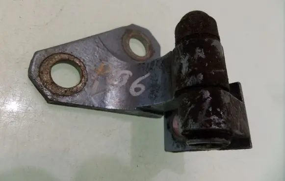Volkswagen PASSAT B6 Front door upper hinge