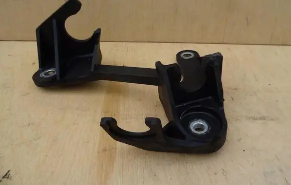 Volvo V40 Gear shift cable bracket 31325391