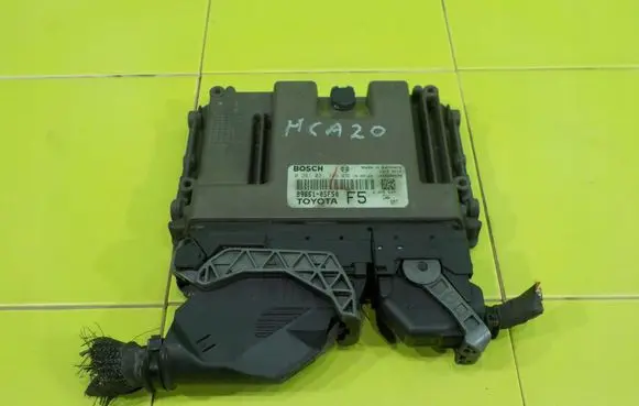 Toyota Avensis T270 Engine control unit/module 8966105F50 XP260