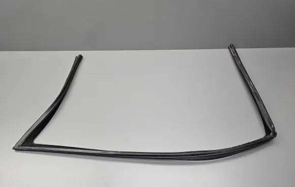 Jaguar XF X250 Rubber seal front door window/glass EC6XA