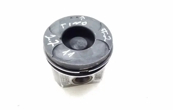 Nissan Almera Tino Piston with connecting rod