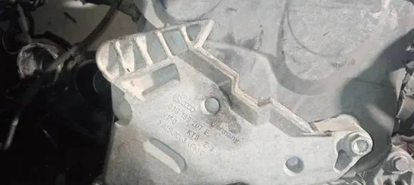 Engine mounting bracket
