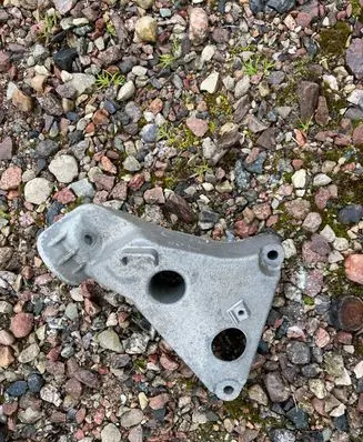 BMW 5 E60 E61 Engine mounting bracket 6777053