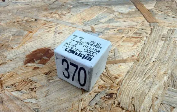 Audi A4 S4 B7 8E 8H Other relay 8D0951253