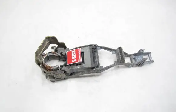 Volkswagen PASSAT B5.5 Front door exterior handle/bracket 8D0837885 3B0837886F