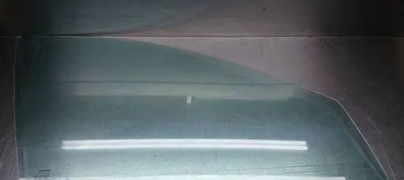 Volvo XC90 Front door window glass four-door 6610003 909100H61