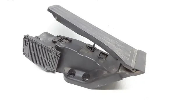 Accelerator throttle pedal