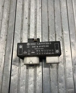 Volkswagen Golf V Coolant fan relay 1J0919506K 898972000