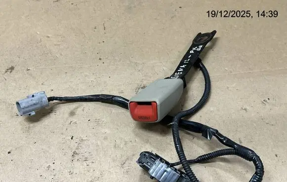Toyota Sienna XL30 III Front seatbelt buckle 