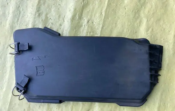 Mercedes-Benz C AMG W204 Fuse box cover A2045400182