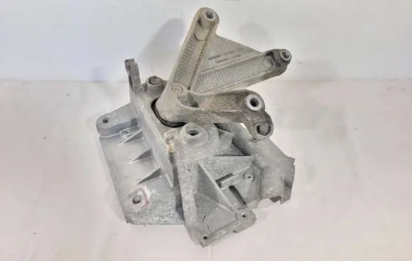 Renault Clio III Gearbox mounting bracket 8200457080 8200043084