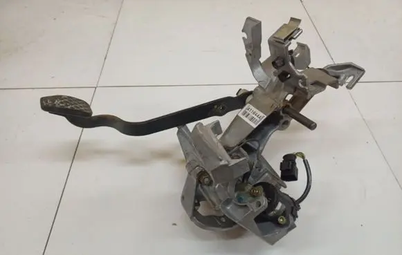 Audi 80 90 S2 B4 Clutch pedal 8A0721115