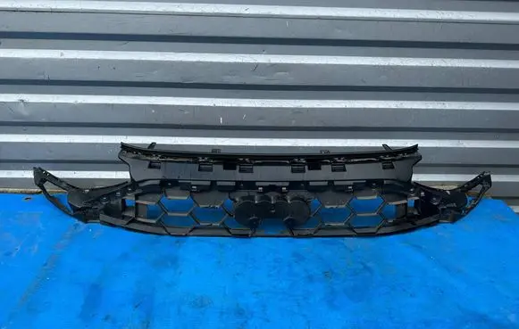 Audi A5 Front bumper upper radiator grill 8B3807233