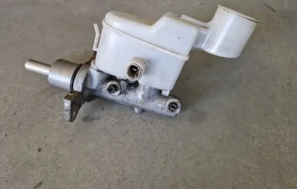 Toyota Hilux (AN10, AN20, AN30) Master brake cylinder
