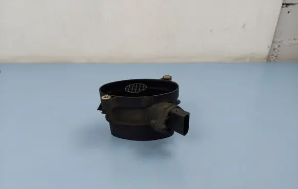 BMW 5 E39 Mass air flow meter 77870760 0928400468