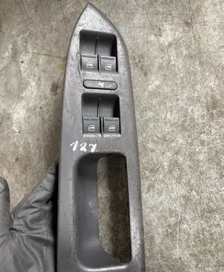 Volkswagen Touran I Front door window switch trim 1T1867371F