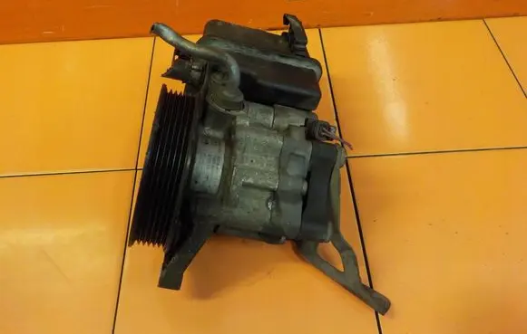 Mercedes-Benz C W204 Power steering pump A0064661501