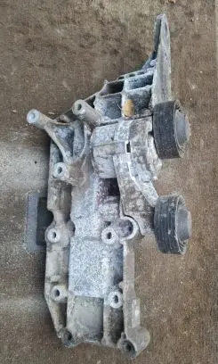 Volvo V70 Engine mounting bracket 8642196