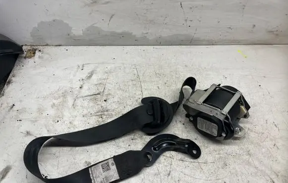 Volkswagen Golf Plus Front seatbelt 5M1857705F