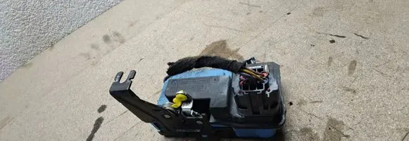 Volvo V70 Front door lock 8650546