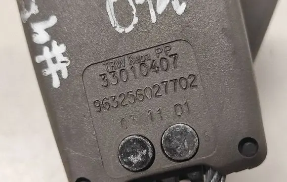 Citroen C5 Middle seatbelt buckle (rear) 33010407 963256027702