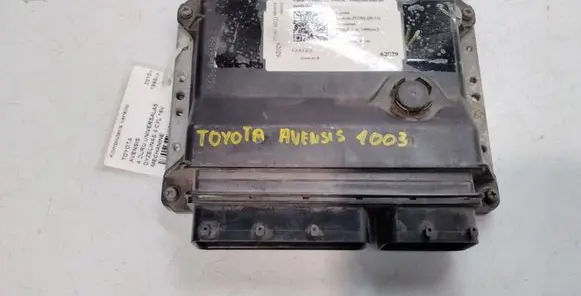 Toyota Avensis T270 Engine control unit/module 8966105D30 MB2759000182