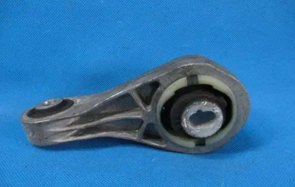 Nissan Qashqai+2 Engine mounting bracket