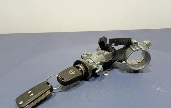 Opel Zafira C Ignition lock 13383062