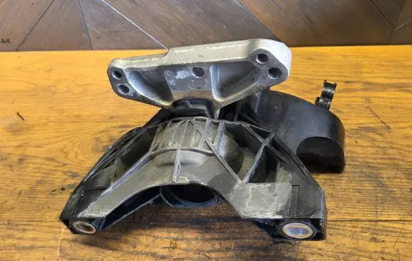 Opel Combo E Engine mount bracket 9820297580
