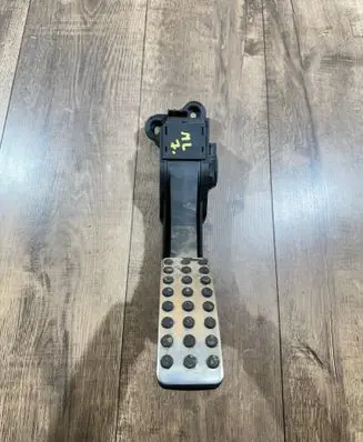 Accelerator throttle pedal