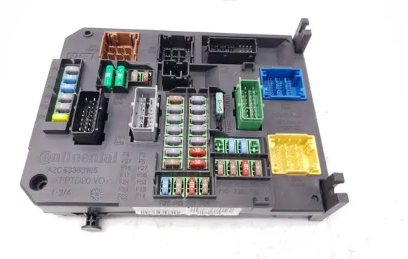 Peugeot 308 Fuse module 9806687880 BSIQ0301 S180204003B