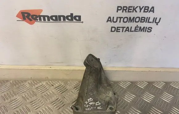 Volkswagen PASSAT B5.5 Engine mounting bracket 8D0199308D