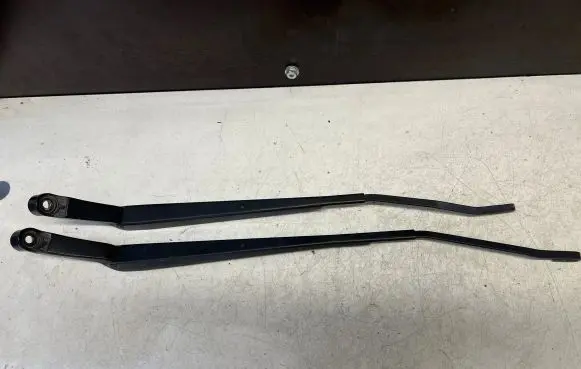 Toyota Avensis T250 Front wiper blade arm 6597
