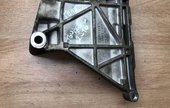 Volkswagen Touareg I Generator/alternator bracket 070903143C