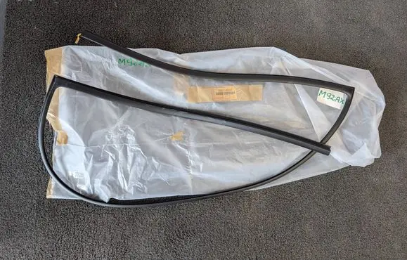 Toyota RAV 4 (XA40) Rubber seal front coupe door window 7553342060