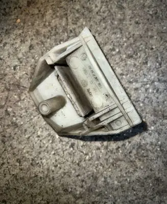 BMW 5 E39 Radiator mount bracket 2247894