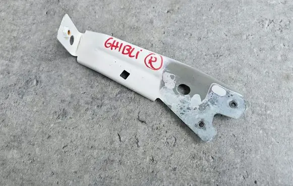 Maserati Ghibli Front bumper mounting bracket ghibuchwytrrweiss