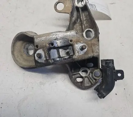 Engine mounting bracket