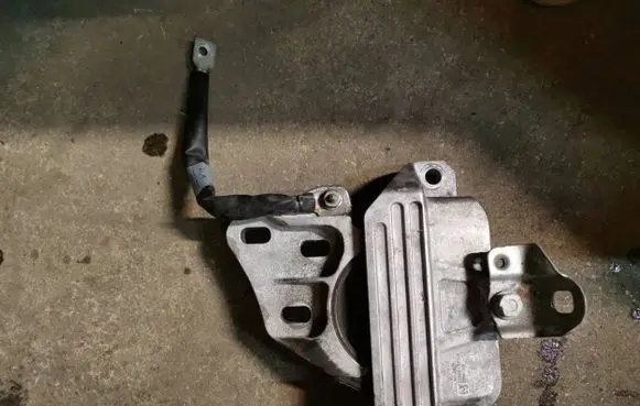 Mercedes-Benz A W177 Engine mount bracket A2472403200 20850931 ZZS0010004
