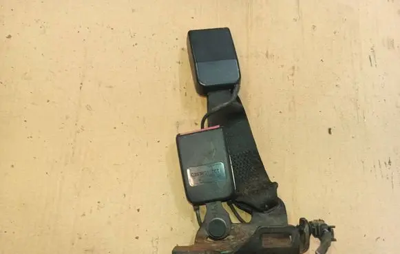 Renault Latitude (L70) Middle seatbelt buckle (rear) 888437048R