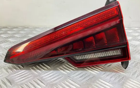 Tailgate rear/tail lights
