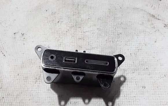 Dodge Durango USB socket connector 68289895AA